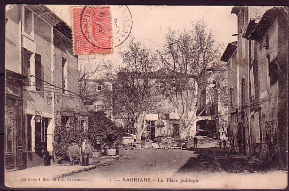 VAUCLUSE - Sarrians - La Place Publique - Sarrians