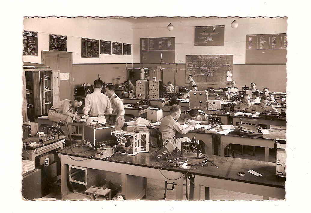 SALON-de-PROVENCE - Ecole De L'Air - Laboratoire Des Télécommunications. ( AVIATION ). - Salon De Provence