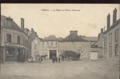 Verzy La Place Et L'hotel D'anvers Animée  édit Simonin  Magasin Le Familistère - Verzy