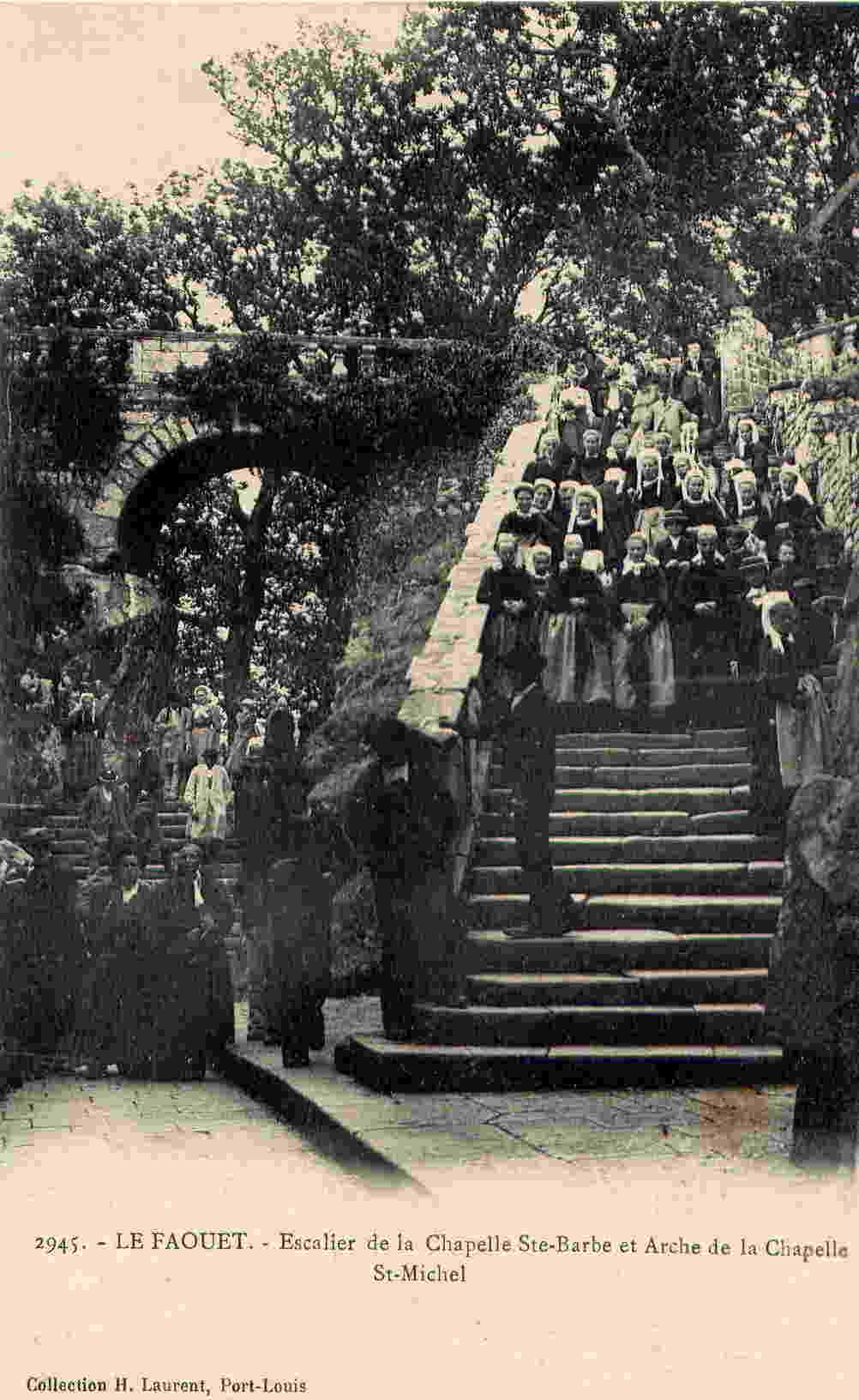 2945 - Le Faouet - Escalier De La Chapelle Ste-Barbe Et Arche De La Chapelle St-Michel - Le Faouet