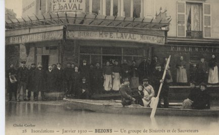 BEZONS Inondation 1910 - Un Groupe De Sinistrés Et De Sauveteurs - Bezons