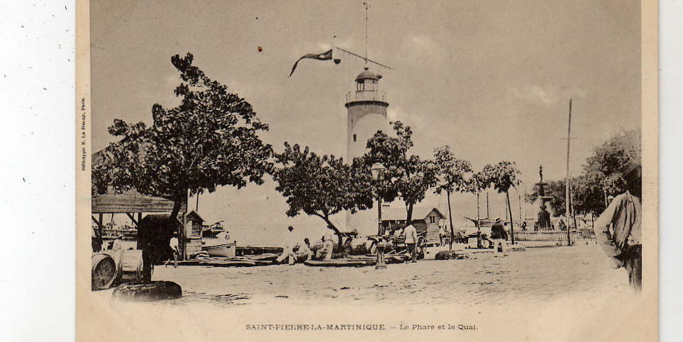 Carte Postale  De  Martinique -- .St Pierre-Le Phare Et Le Quai - Bermuda