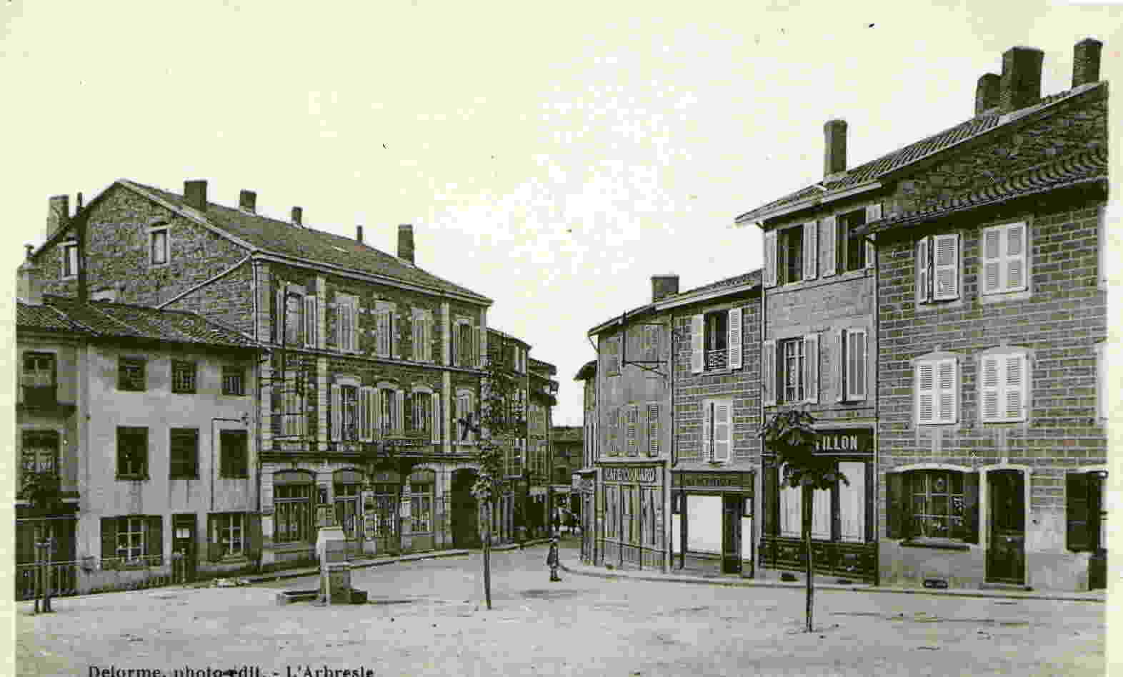 SAINT-LAURENT-DE-CHAMOUSSET - La Place Et L'Hôtel Faye - Saint-Laurent-de-Chamousset