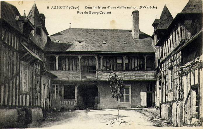 9 - AUBIGNY - Cour Intérieur D'une Vieille Maison (XVe Siècle) - Rue Du Bourg Coutant - Aubigny Sur Nere