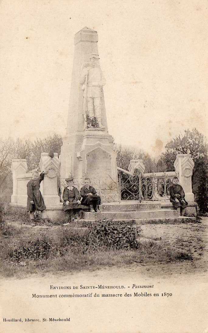 51 STE MENEHOULD Passavant, Monument Commémoratif Du Massacre Des Mobiles En 1870, Animée, Ed Heuillard, Dos 1900 - Sainte-Menehould