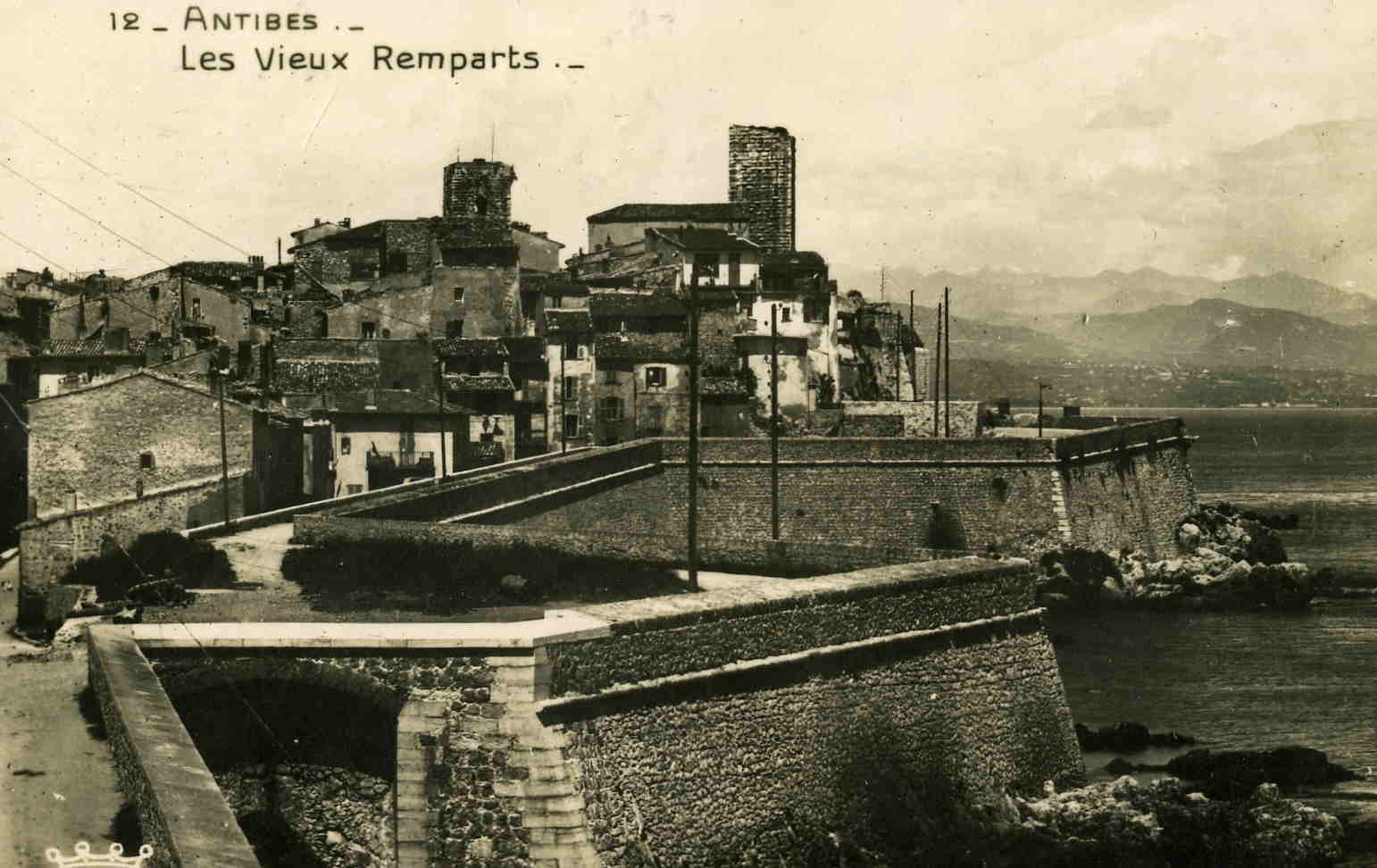 CPSM Antibesles Vieux Remparts - Antibes - Les Remparts