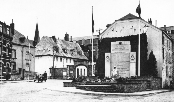 Bastogne Monument Aux De La Ville Et Le Séminaire Nr 11 - Bastogne