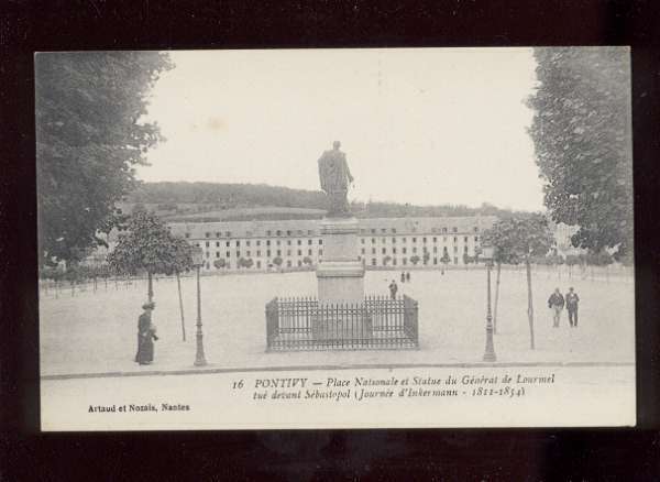 Pontivy Place Nationale Et Statue Du Général De Lourmel  édit.artaud Nozais N° 16 Animée - Pontivy