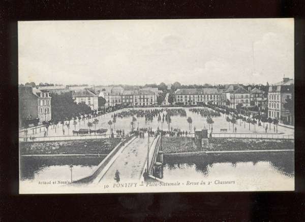 Pontivy Place Nationale Revue Du 2eme Chasseurs édit.artaud Nozais N° 50 Militaires - Pontivy