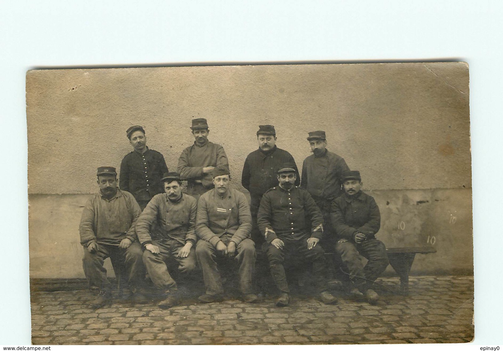 CARTE PHOTO - Militaire D'un Atelier De Réparation De Camion - Automobile - Guerre 1914/18 -EPERNAY - RENNES - A Identifier