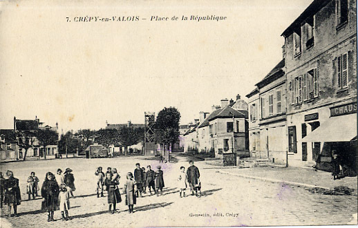 60 - OISE - CREPY EN VALOIS - PLACE DE LA REPUBLIQUE - CORDONNERIE - CORDONNIER - MAGASIN CHAUSSURES - CARTE TRES ANIMEE - Crepy En Valois