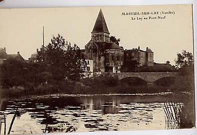 CPA Mareuil Sur Lay (Vendée) Le Lay Au Pont Neuf Eglise + Château - Mareuil Sur Lay Dissais