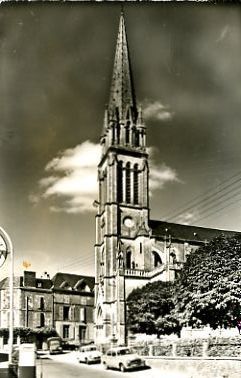 85 - LACHATAIGNERAIE - L'église - Pompe à Essence - La Chataigneraie