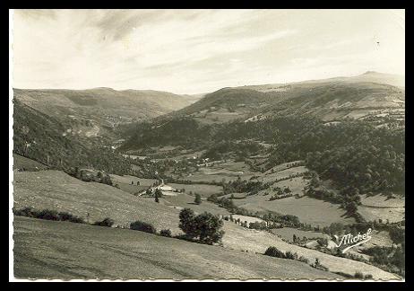 Le Cantal Touristique 4996 Salers Valé De St--Paul - Puy Violent - Vu De Salers - Promenade De Barrouze - Autres & Non Classés