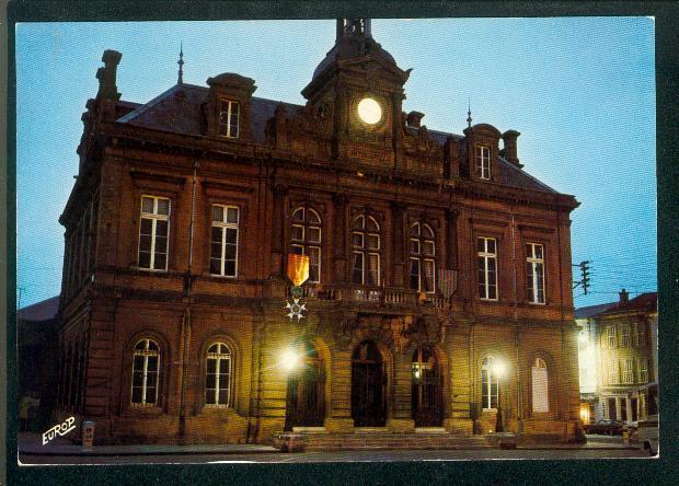 CPM - Longuyon - L'Hôtel De Ville Illuminé - Longuyon