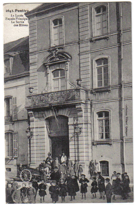 PONTIVY - Le Lycée - Façade Principale - La Sortie Des Elèves - Pontivy