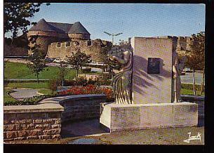 Jolie CP Brest Finistère Le Château Et Le Monument Jean Cras Statue Avec Bateau Voilier - A Circulée - Brest