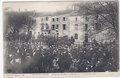 57- CHATEAU- SALINS:DEFILE DES TROUPES FRANCAISES LE 17/11/1918 - Chateau Salins