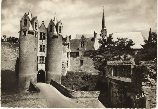 Montreuil-Bellay - L'entrée Du Château Et L'église - Montreuil Bellay