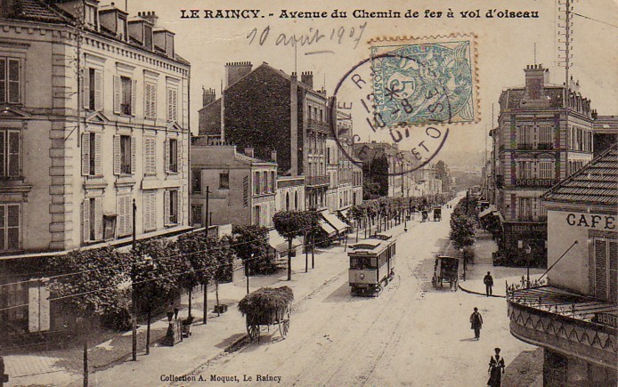 93 LE RAINCY   Cpa Animée De L´Avenue Du Chemin De Fer à Vol D´oiseau + Tramway + Dentiste + Café - Le Raincy