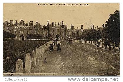 Le Cote Ouest De La Cour Du Chateau D' Hampton ( The West Front, Hampton Court Palace ) - London Suburbs