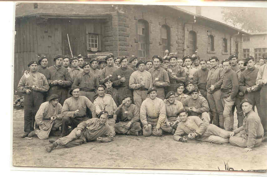 1814 Carte Photo Groupe De Militaire . En Corvée De Pommes De Terre ? Sans Indication - Manoeuvres