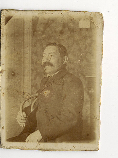 1899 PHOTO DE PERSONNAGE ANONYME PHOTOGRAPHE Decor Studio Homme Avec Joli Décoration Au Plastron Militaire ? - Non Classés