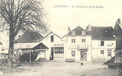 87 - HAUTE VIENNE - LAURIERE - PLACE Et La HALLE - BASCULE - POIDS PUBLIC - DEVANTURE CAFE CENTRAL - COIFFEUR - Lauriere