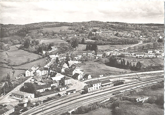 23 - CREUSE - LA COURTINE - PANORAMA - CHEMIN De FER - GARE - TRAIN - CHATEAU D'EAU - SUPERBE VUE Du VILLAGE - N° 67"2 - La Courtine