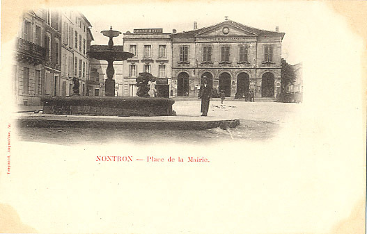 24 - DORDOGNE - NONTRON - PLACE De La MAIRIE ANIMEE - FONTAINE - GRAND HOTEL - Avant 1904 - Nontron