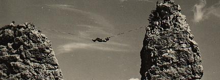 Superbe CP Alpinisme Dans Les Dolomites Italie - Escalade Grimpe Varappe - 1 Homme Entre Les 2 Rochers !! Frissons !!! - Mountaineering, Alpinism