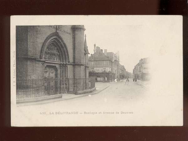 001333 La Délivrande La Basilique & Avenue De Douvres Carte Nuage Précurseur - La Delivrande