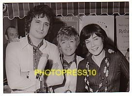 PHOTO DE PRESSE / HC :  Mick MICHEYL Et Les Lauréats Du Grand Prix De La Chanson. 1970. - Photos