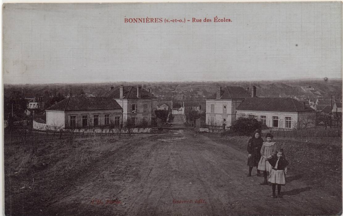 BONNIERES N°3: LES ENFANTS DANS LA RUE DES ECOLES. ( Cp. Toilée) - Bonnieres Sur Seine