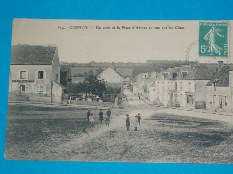 45) Cernoy - Un Coin De La Place D´armes Et Vue Sur Les Cotes Tres Belle C P Annimée - Autres & Non Classés