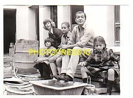 PHOTO DE PRESSE  : Serge  REGGIANI  En Famille à Paris. 1970 .  ( 1 ) - Foto