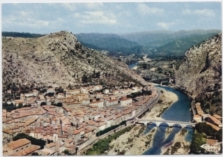 Anduze. Vue Générale Aérienne. Au Fond, Les Terrains De Camping Et Les Gorges Du Gardon Vers St Jean Du Gard. - Anduze