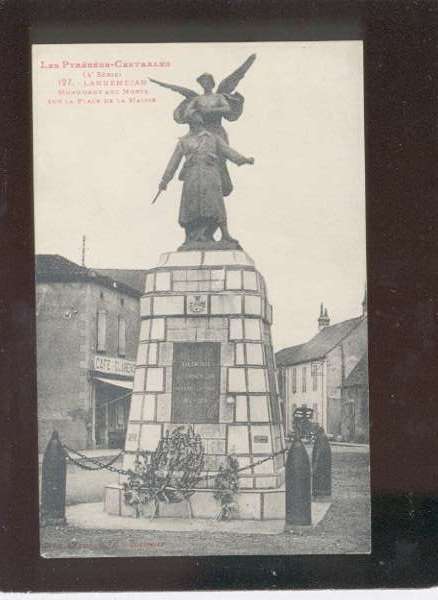 001741 Lannemezan Monument Aux Morts Sur La Place De La Mairie édit.labouche N°127 - Lannemezan