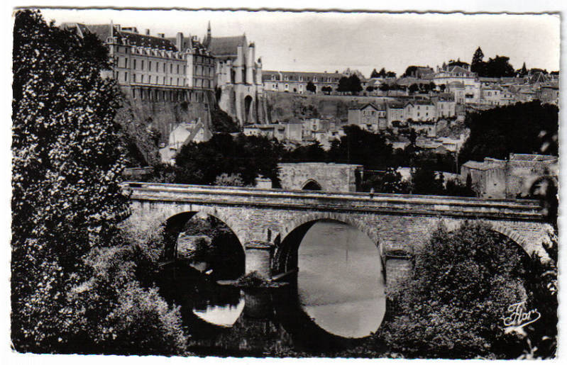 THOUARS - Le Pont Neuf Et Le Château Des Ducs De La Trémoille      ( ... 1960 !!! ... ) - Thouars