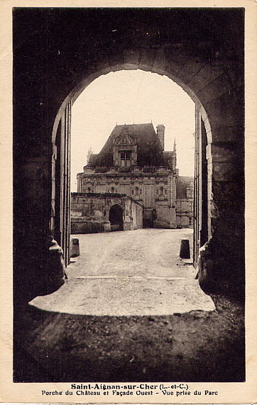 SAINT AIGNAN SUR CHER - Porche Du Château Et Façade Ouest. Vue Prise Du Parc - ) - Saint Aignan