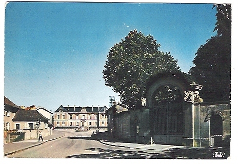 MONTIER-EN-DER ,Place A. Lebon ; + Illustrée D'un Portique Avec Tete  De Cheval  ;B/TB - Montier-en-Der