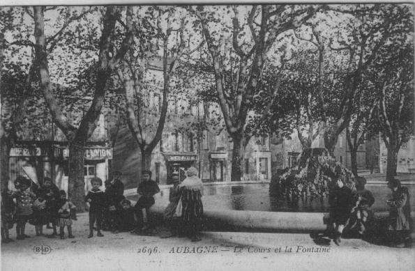 13 //BOUCHES DU RHONE / AUBAGNE / Le Cours Et La Fontaine, / ELD 2696 / ANIMEE +++ - Aubagne