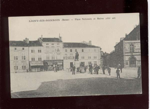 001865 Ligny En Barrois Place Nationale & Mairie Côté Est édit.IPM Animée  Magasin - Ligny En Barrois