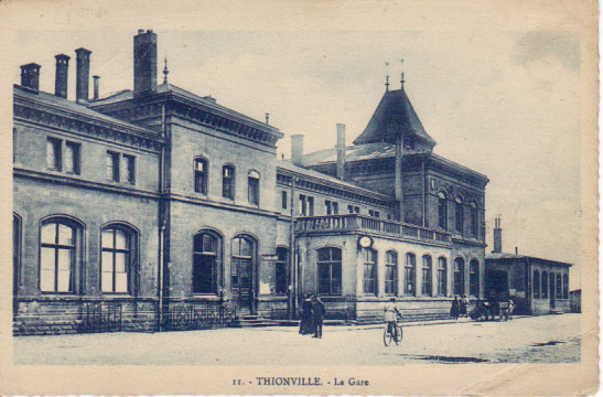 CPA De THIONVILLE La Gare. Petite Animation - Thionville