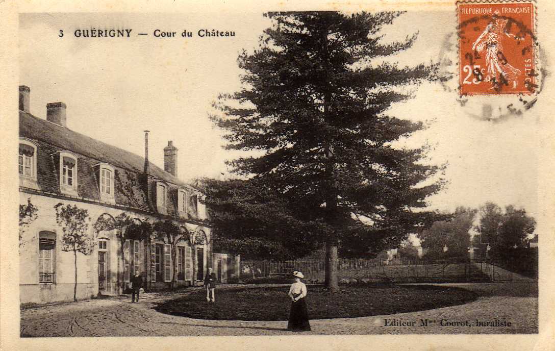 58 GUERIGNY Cour Du Chateau, Animée, Ed Courot 3, 1934 - Guerigny