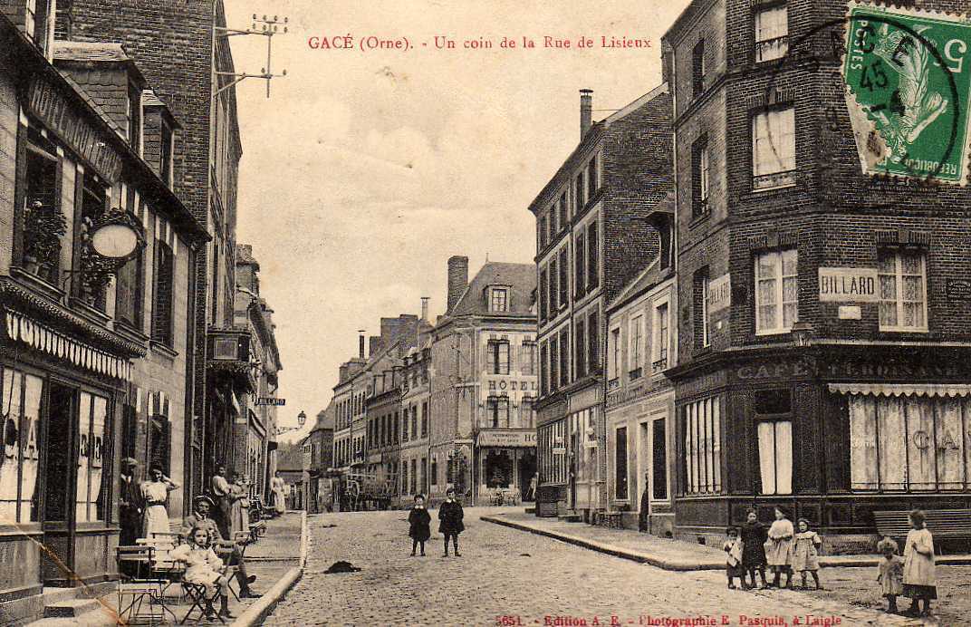 61 GACE Rue De Lisieux, Animée, Hotel Du Commerce, Café Billard, Ed AE, 1914 - Gace