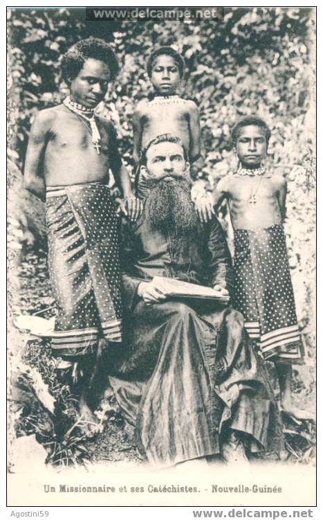 Un Missionnaire Et Ses Cathéchistes Nouvelle Guinée - Papouasie-Nouvelle-Guinée
