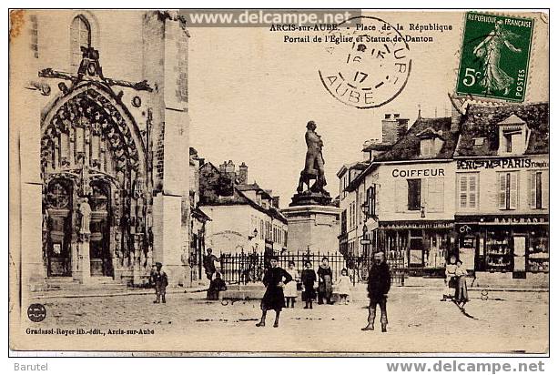 ARCIS SUR AUBE - Place De La République. Portail De L´Eglise Et Statue De Danton - Arcis Sur Aube