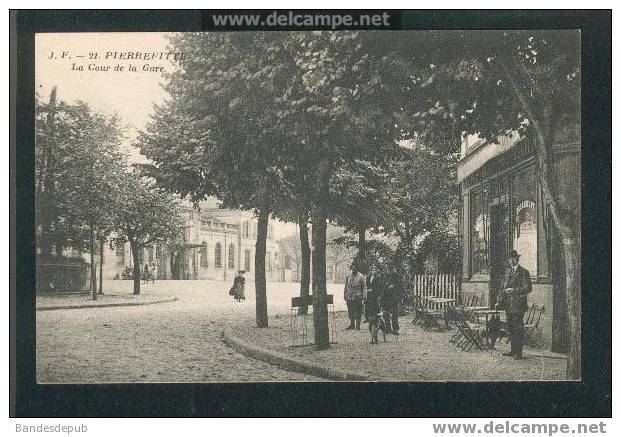 Pierrefitte - La Cour De La Gare (animée, Café Restaurant Tabac) - Pierrefitte Sur Seine