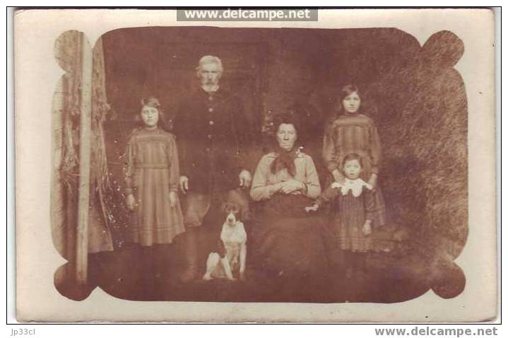 Photo De 5 Personnages Inconnus + Chien - A Identifier